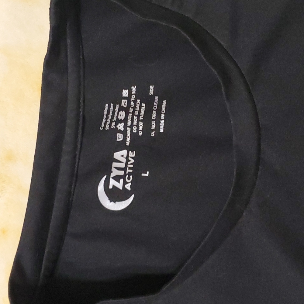 Workout top - Picture 2 of 3